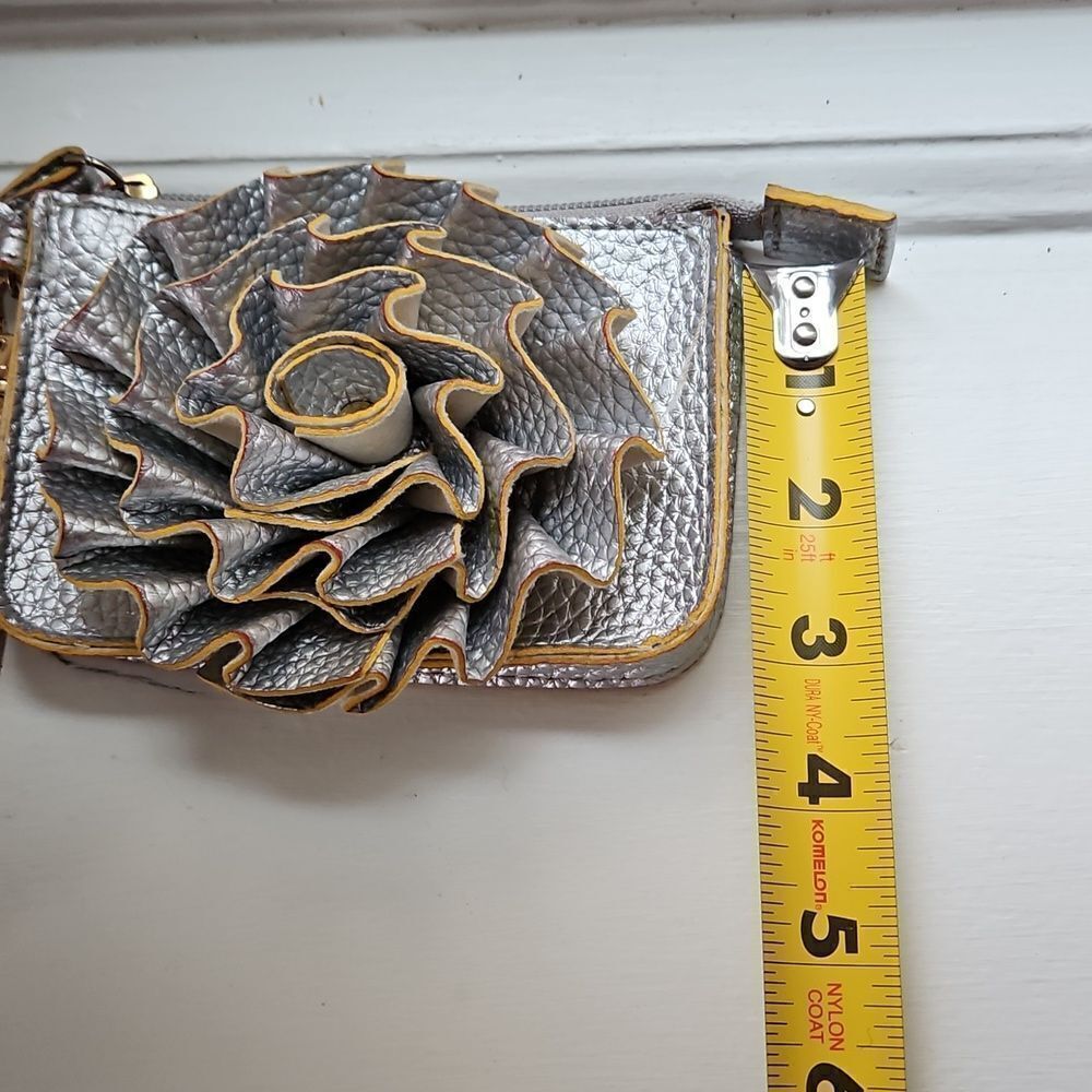 Jazzd Silver and Gold wristlet with flower - Picture 7 of 7